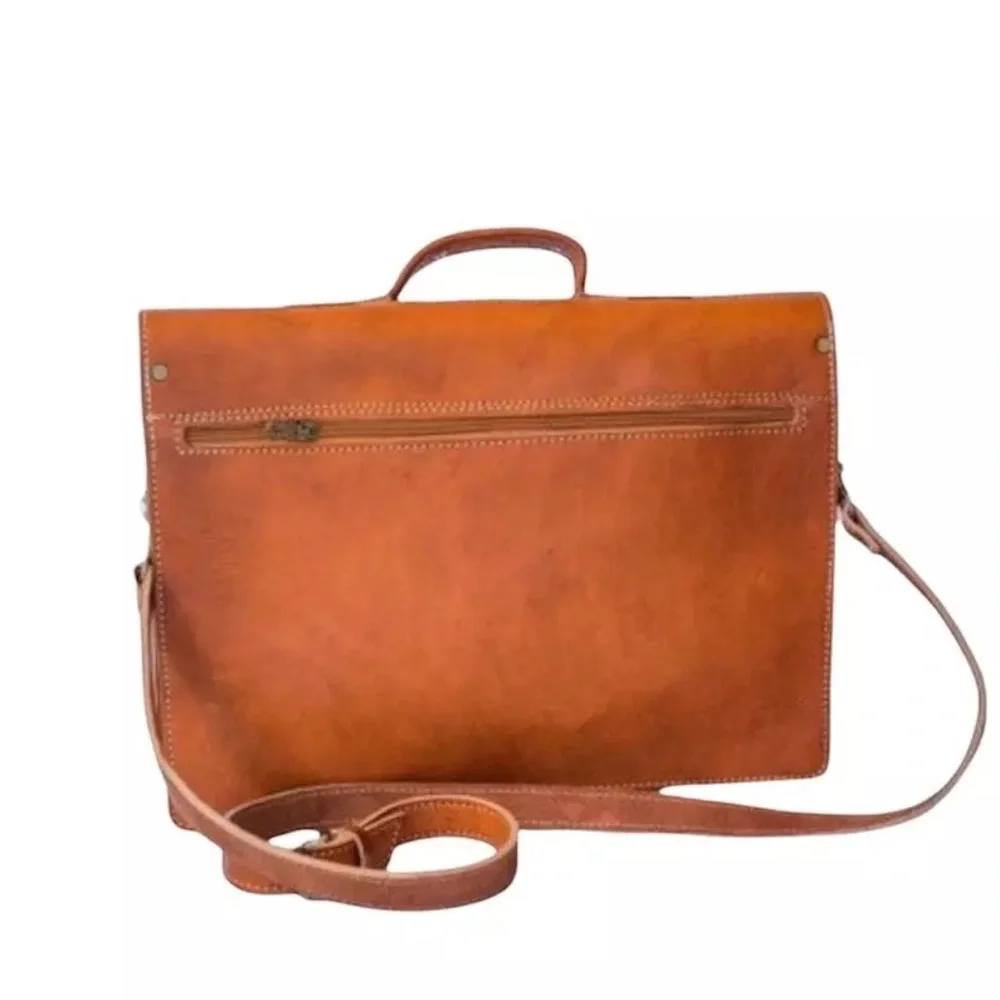 Satchel in real black handmade leather of very good quality used but great shape
